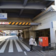 市川市内の京成本線では数少ない高架上にある国府台駅