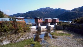 芦ノ湖の水を早川へ流さないようにしている水門