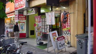 狭いが活気のあるお店