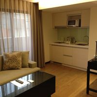 デラックススイートの部屋　リビングはソファあり