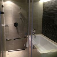 バスルーム。レインシャワーも付いてます。