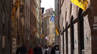 カンポ広場と大聖堂を結ぶメインストリート