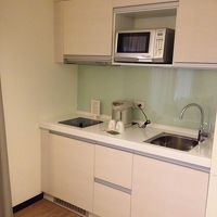 ミニキッチン付。レンジがあるので便利。小鍋や皿もあります。
