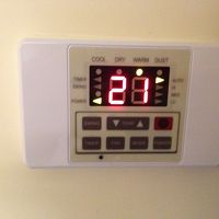 エアコンは暖房付きです。