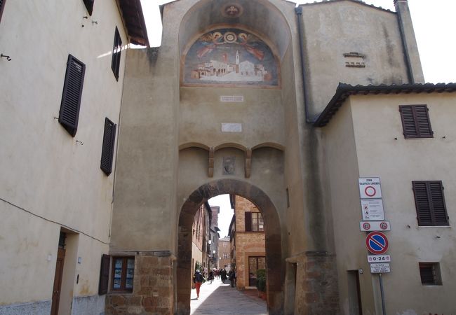 ピエンツァの西側の城門、観光はここからスタート