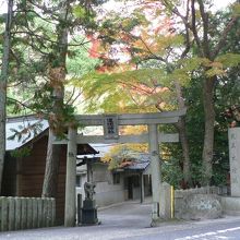 足の神様として信仰を集めている道陸神社