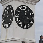 この時計塔，長針と短針が逆．この要塞はぜひ行くべき