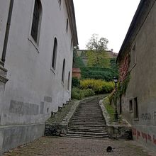 教会の横より登る