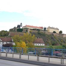 要塞の上にある