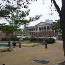 本館（イギリス人設計）別館（日本人設計）の間に渡り廊下が。