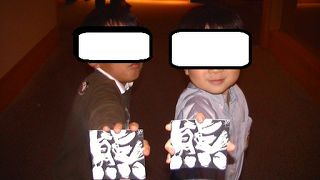 店内の各席においてあるコースターが凝っていて、一枚一枚が厚手の紙で、熊の文字が入っています。