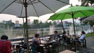 チェンマイの夕間詰め、ピン川河畔で爽やかな風と共に北タイ料理を・・・いいね！