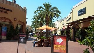 地元の人たちでにぎわうアウトレット