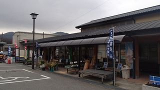 その季節に合せたお花を販売しています。