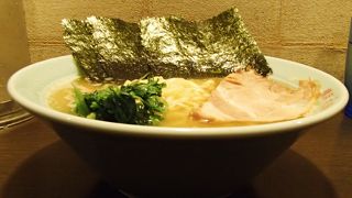 横浜家系ラーメン と言われるぐらい、醤油の味の濃さ、ス＾プの油の濃さを、更に、麺のかたさを選べます。