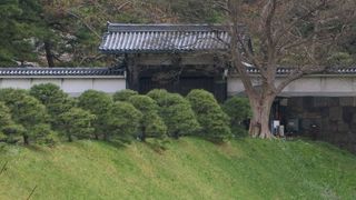 城の西端に位置し、甲州街道（現国道20号）への入り口にある門