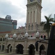 歴史的建造物に囲まれた広場