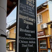 入口にあるゲストハウス兼レストランの看板