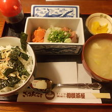 海鮮納豆まぜまぜ丼はこのようなメニューです