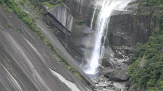 一枚岩を滑る雄大な滝