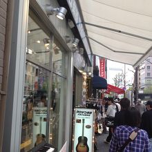 いつも賑わっている通り