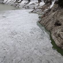 春の黒部湖はこんな感じで凍ってます。