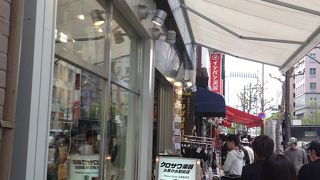 楽器店がずらりと並ぶ
