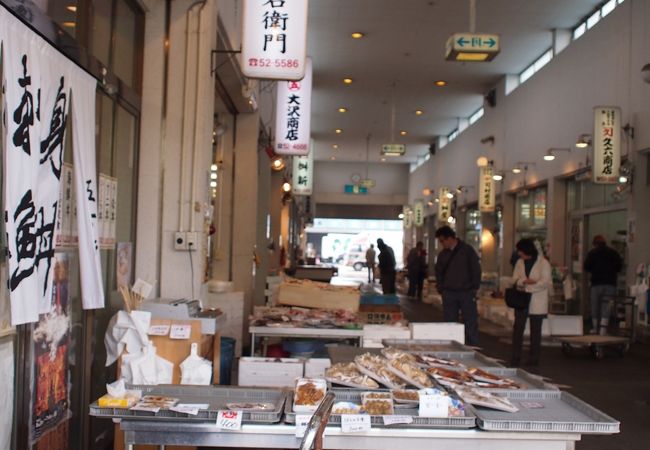 魚市場の中にある定食やさん。