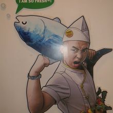 地下２階まで階段で降りる途中ストーリーや出演者のイラストが有