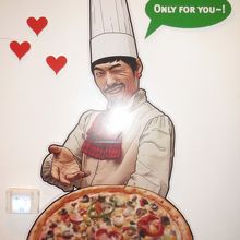 地下２階まで階段で降りる途中ストーリーや出演者のイラストが有