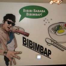 地下２階まで階段で降りる途中ストーリーや出演者のイラストが有