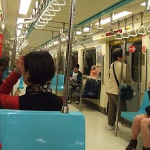 オレンジ線の車内