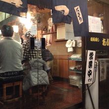 手動のドア。かなり重いです。