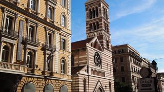 赤白の横縞が目立つナツィオナーレ通りの教会