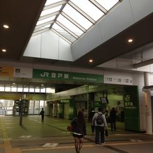JR駅改札前