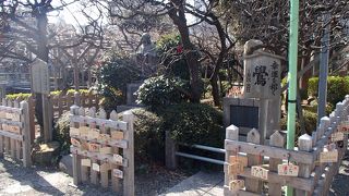 鷽の碑（うそのひ）です。この鷽の碑は、菅原道真公が愛した鳥との事