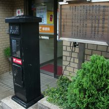 黒いポスト(解説版あり)・・参道の中程