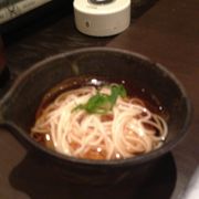 きて屋のお通しです。この日だけかもしれませんが、お通しでひや麦、つるつるの細麺が出てきたのは、初めてでした。