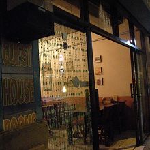 近くのホテルに泊まる旅行客も多く訪れる