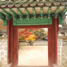 手前の門を額縁にし、不老門と紅葉を撮影　奥の石門です