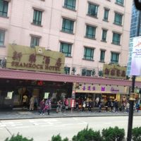 にぎやかな場所にある