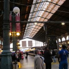 朝7時頃のパリ北駅。たくさんの人でにぎわっています