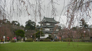 咲きはじめの弘前城
