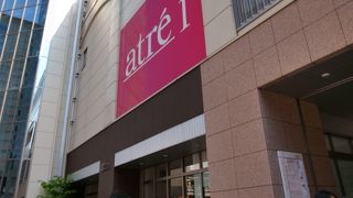 ここは、総武線の線路の下になります