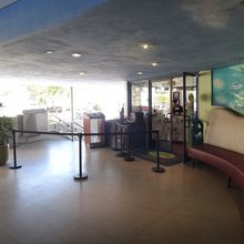 ちゃんと待ち客用のイスがあります。