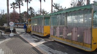 公園 内には、子供向けの電動機関車が走っています