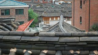 高台より屋根瓦の美しさを