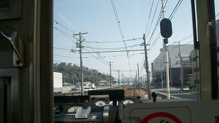路面電車が普通の線路を走る宮島線