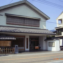 資料館と右わきが本陣跡です。