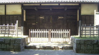 城門が２つ移築されています。